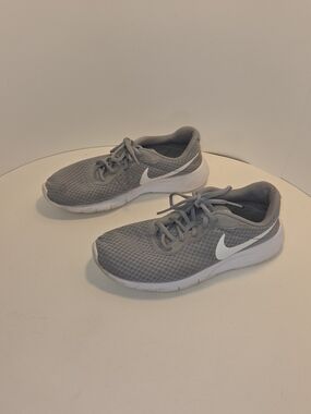 Nike Tanjun Wolf Grey Sneakers Youth 7Y Women’s 8.5 Running Shoes  #0365